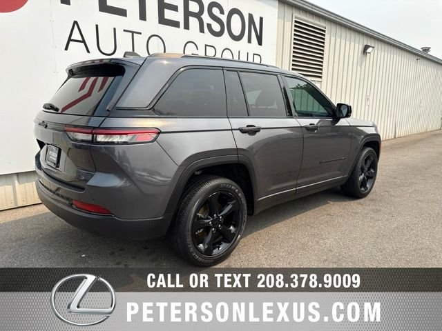 Used 2024 Gray Jeep Altitude X image 4