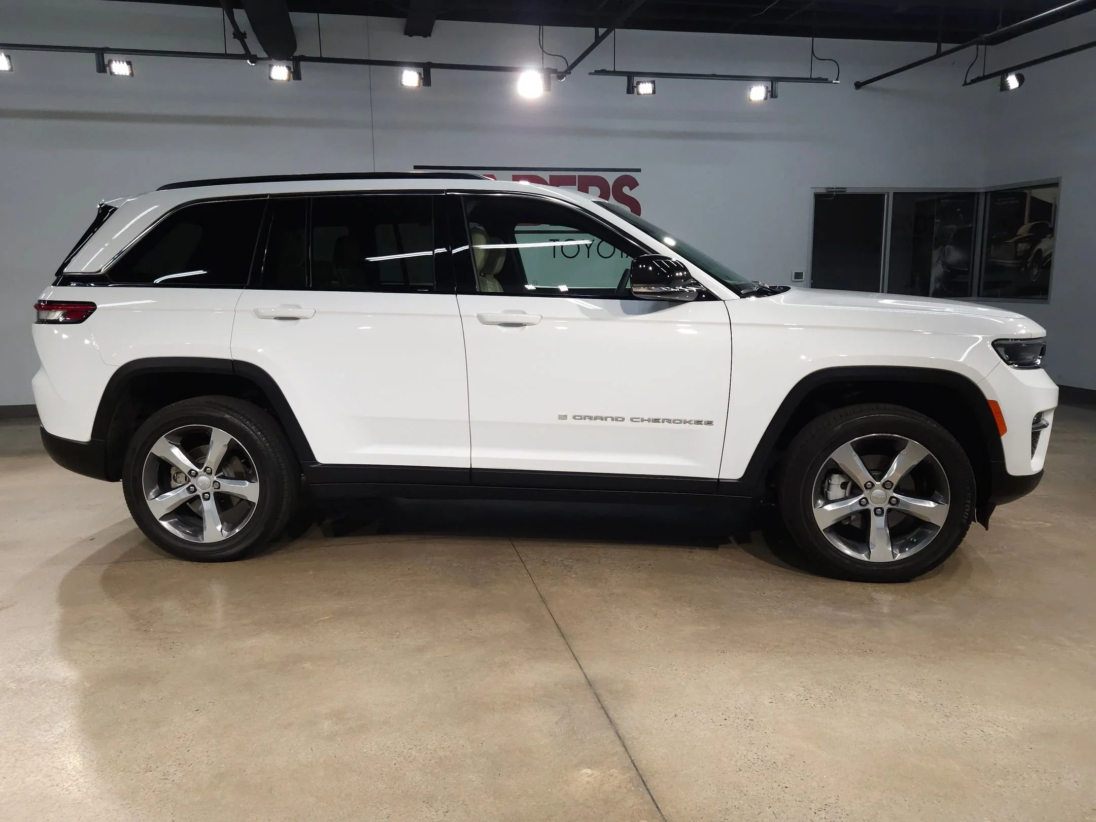 Used 2025 Bright White Clearcoat Jeep Limited image 8