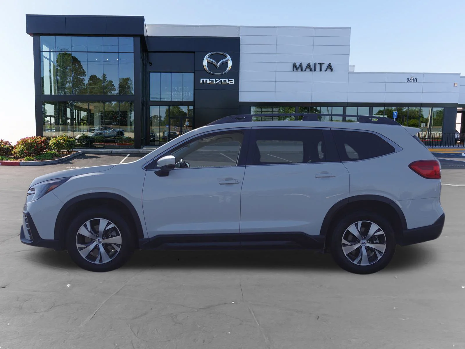 Used 2025 Crystal White Pearl Subaru Premium image 6