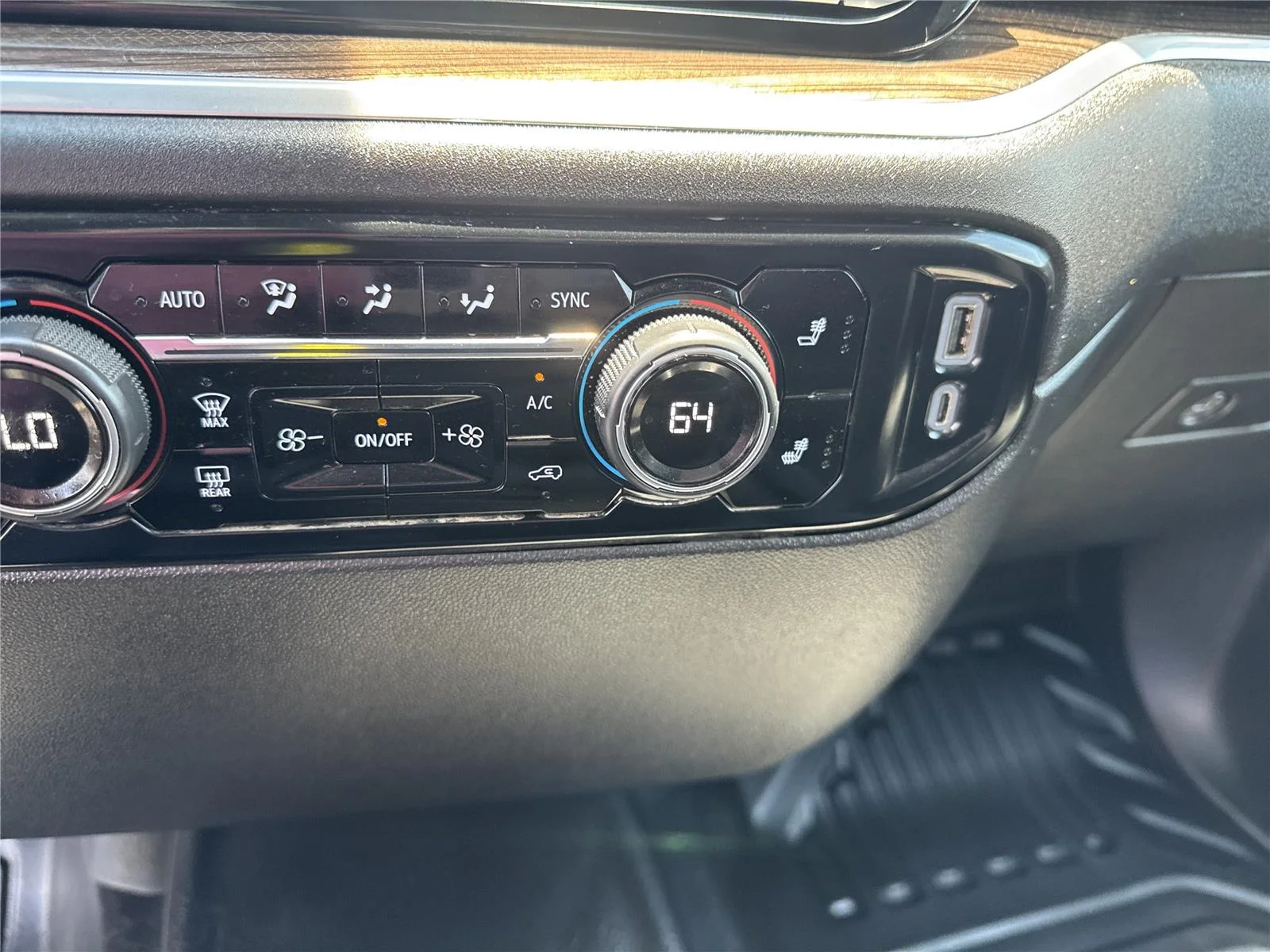 Used 2025 Summit White Chevrolet LT image 25