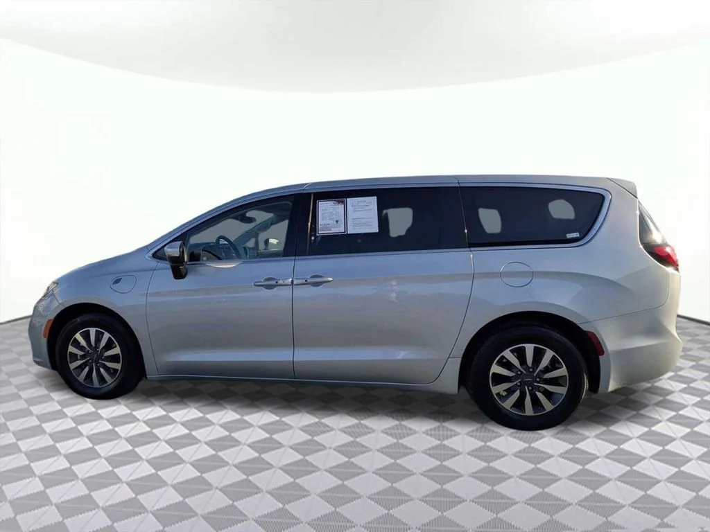Certified Used 2023 Silver Mist Clearcoat Chrysler Touring L image 6