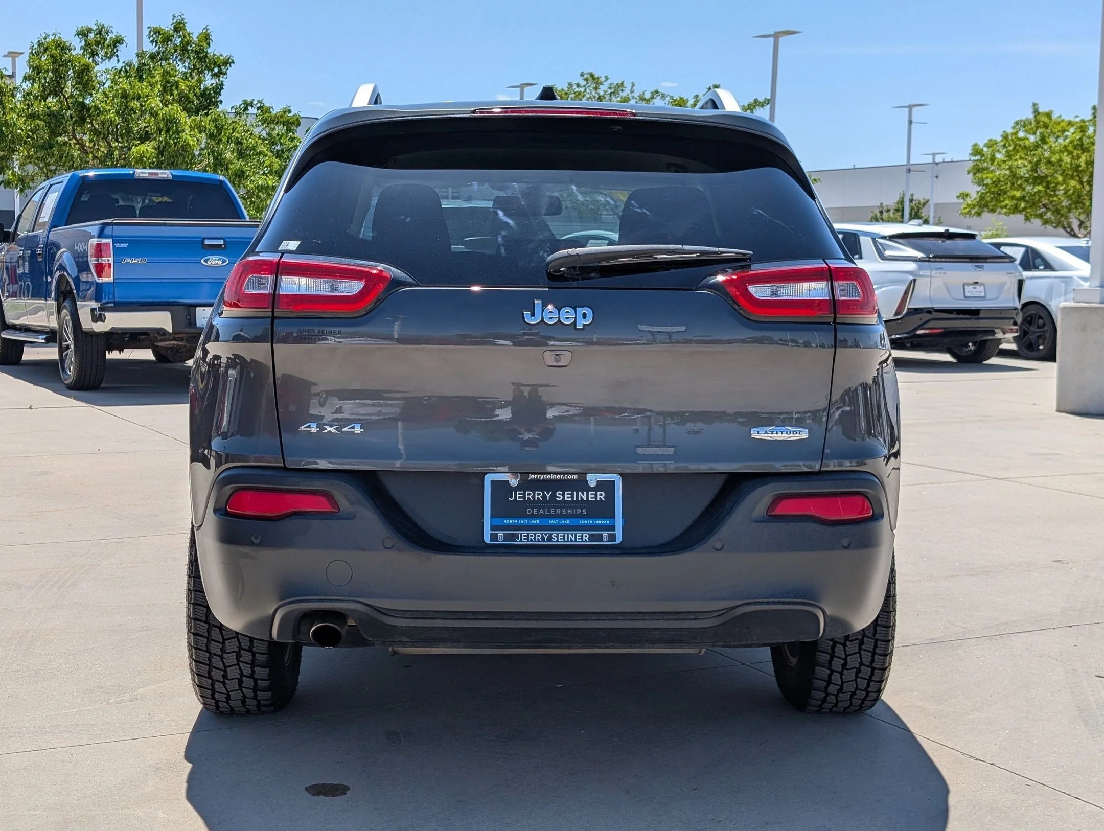Used 2017 Granite Crystal Metallic Clearcoat Jeep Latitude image 4
