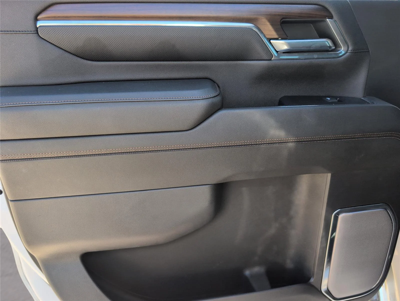 Used 2024 Summit White Chevrolet High Country image 33