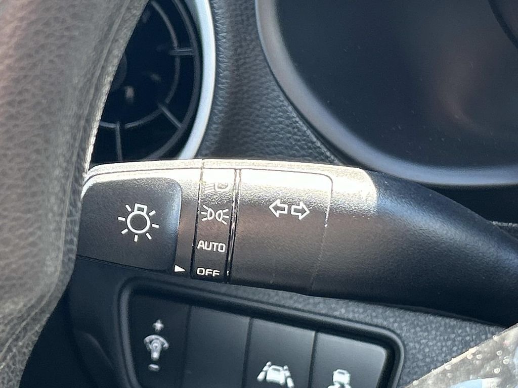 Used 2021 White Kia LXS image 27