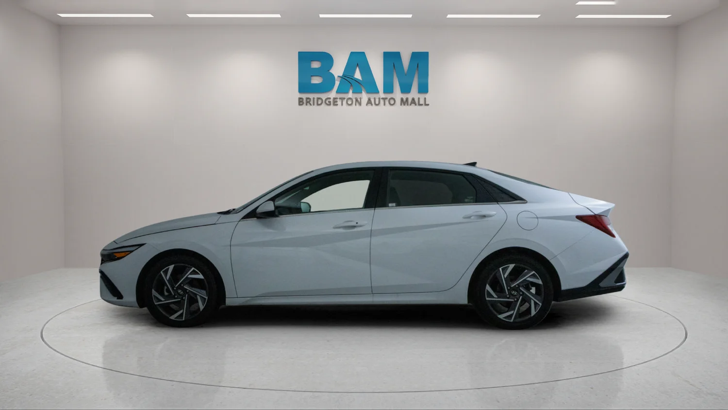 Used 2025 White Hyundai SEL Convenience image 4