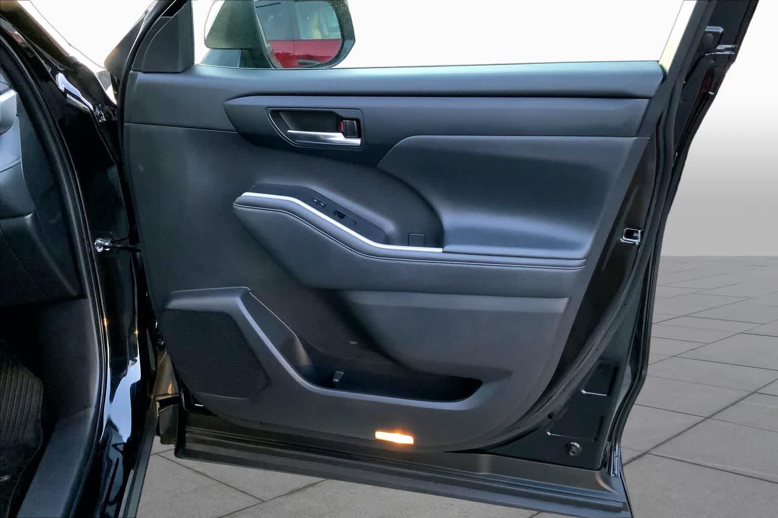 Used 2022 Midnight Black Metallic Toyota Hybrid XLE image 22