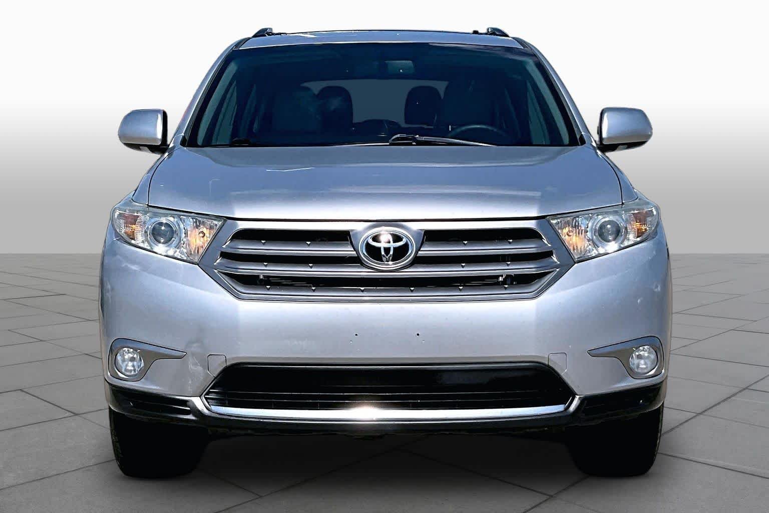 Used 2013 Classic Silver Metallic Toyota Limited image 3