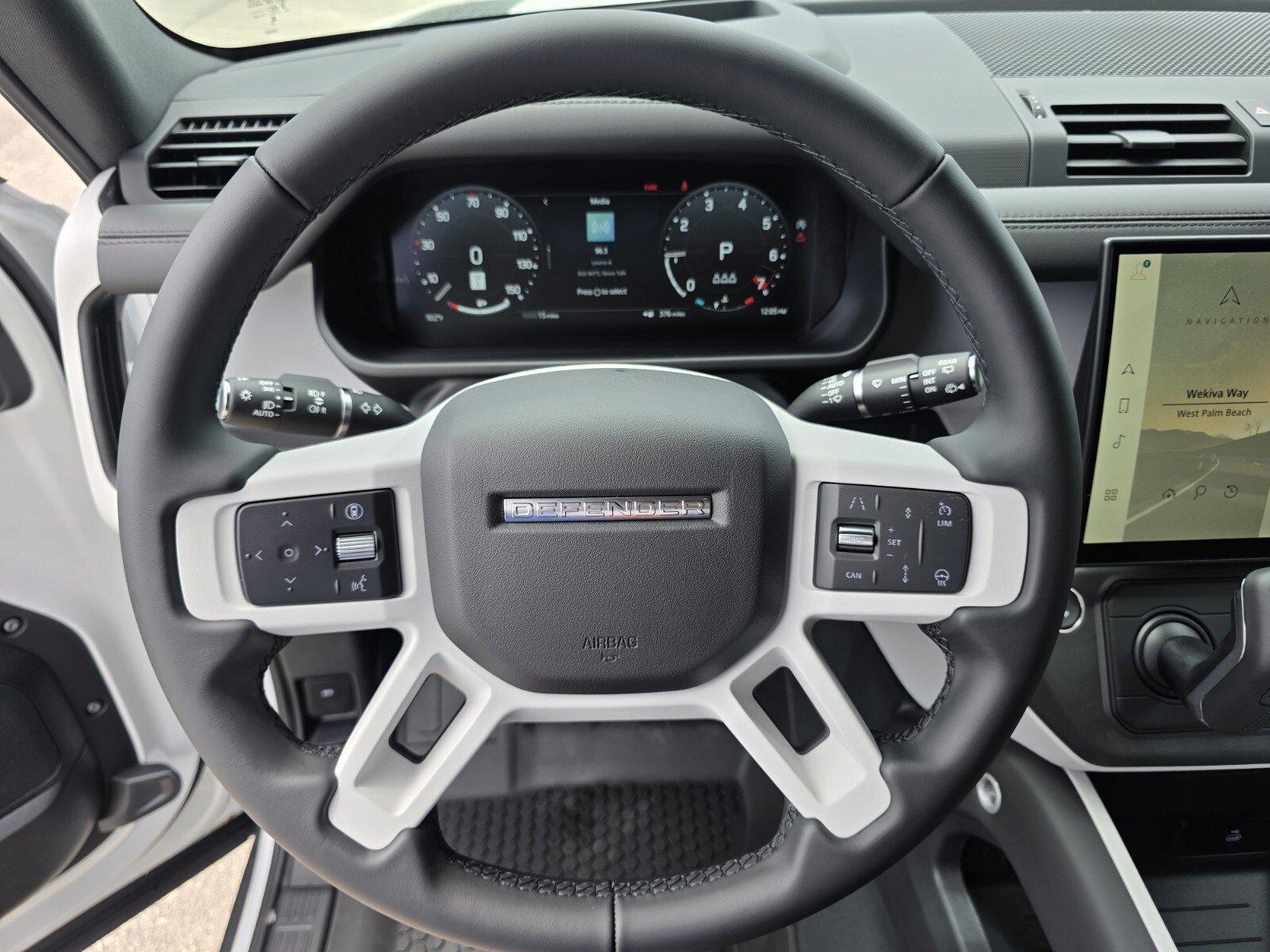 New 2026 Fuji White Land Rover P400 X-Dynamic SE image 15