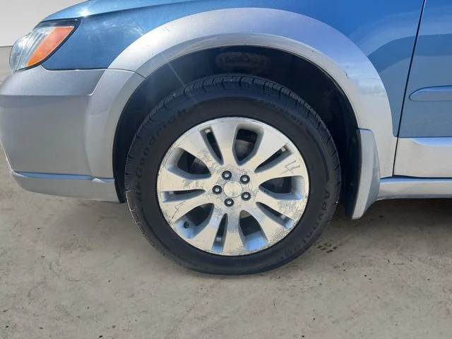 Used 2009 Quartz Silver Metallic Subaru 2.5i image 9