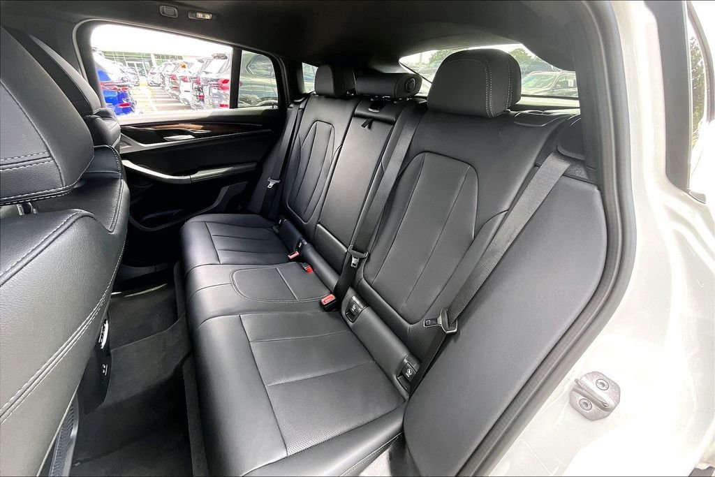 Used 2025 White BMW xDrive30i image 18