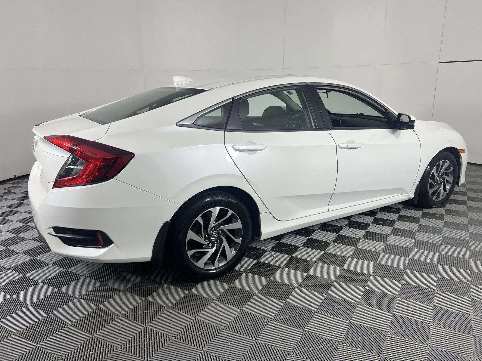 Used 2018  Honda EX image 12