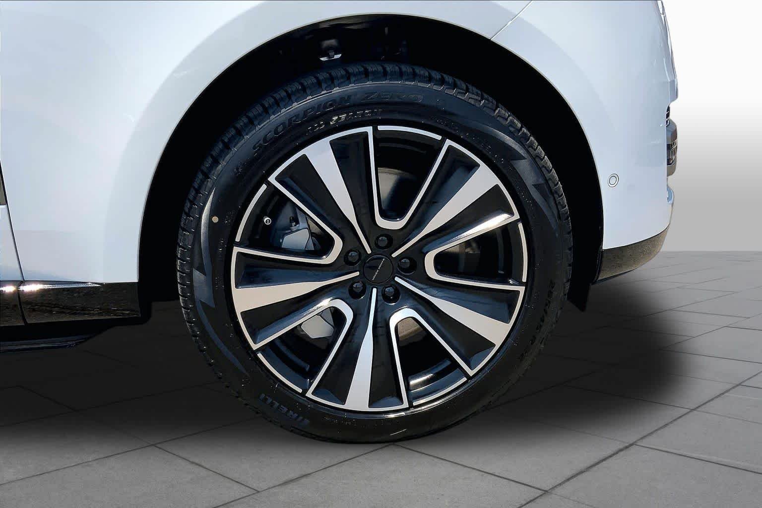 New 2026 Ostuni Pearl White Land Rover SE image 11