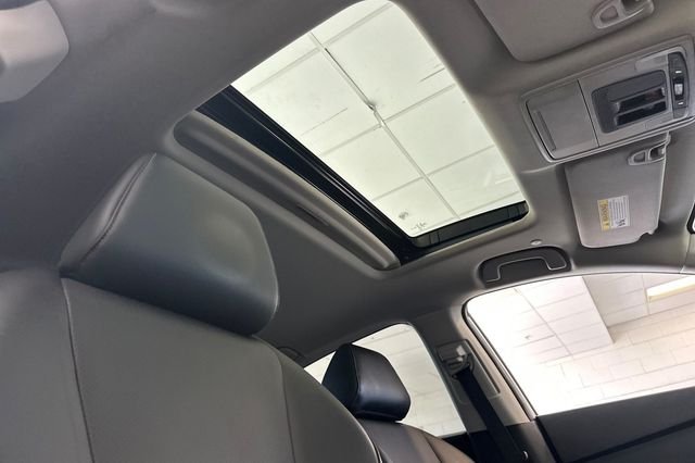 Used 2024 White Honda EX-L image 18