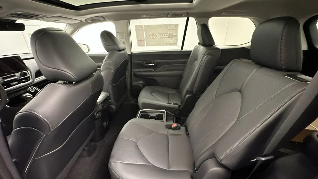 Used 2025  Toyota Limited image 10