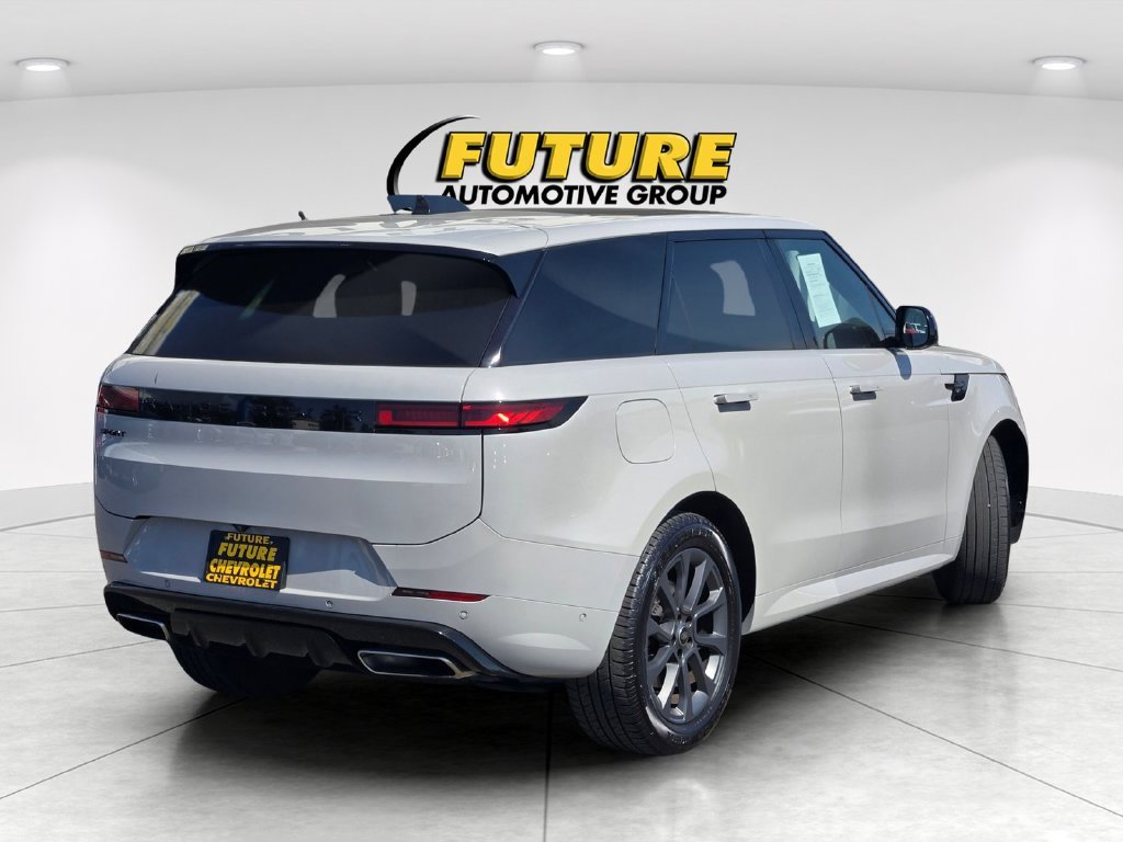 Used 2024  Land Rover Dynamic SE image 4