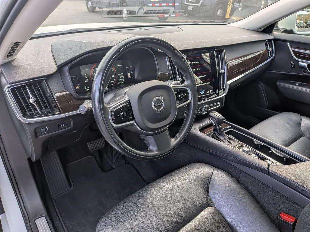 Used 2018 White Volvo T5 Momentum image 13