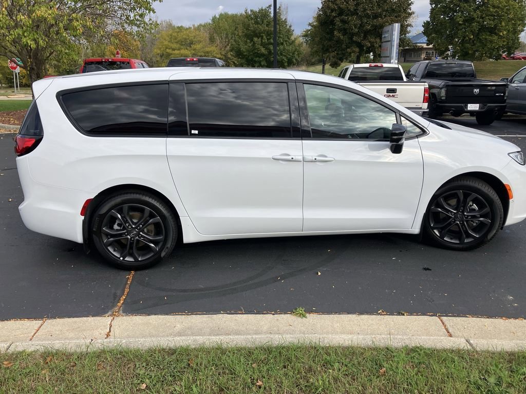2026 Chrysler Pacifica Select - Photo 17
