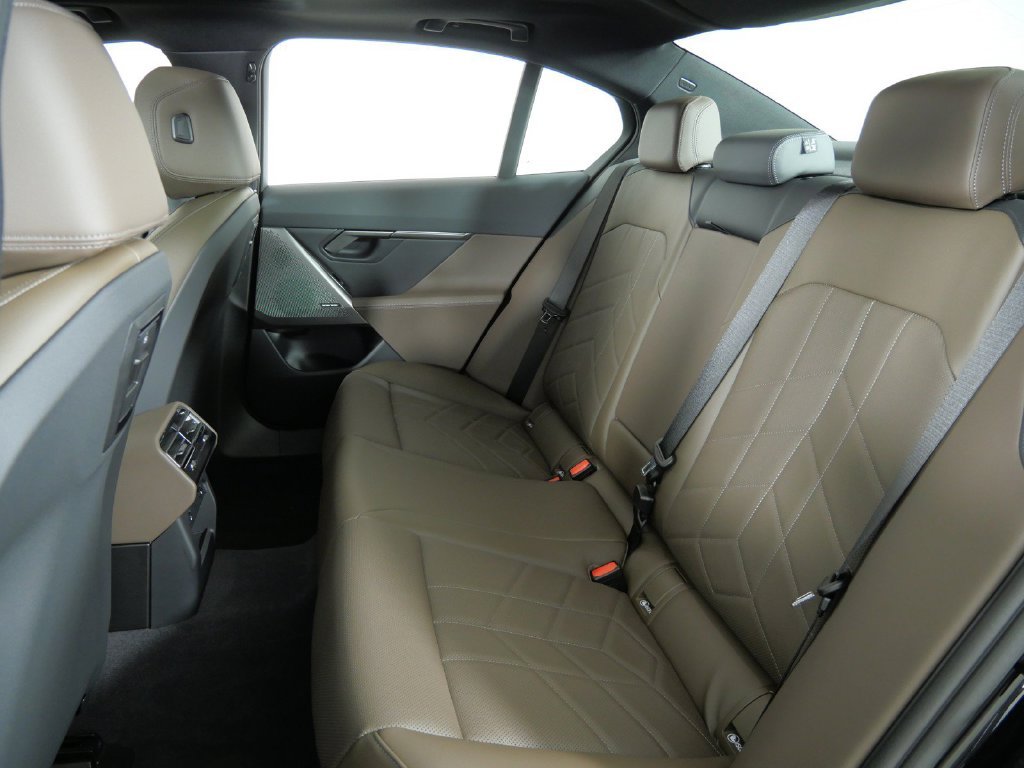 New 2027 Black Sapphire Metallic BMW 530i xDrive image 31