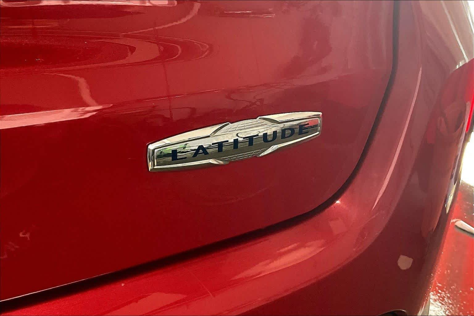 Used 2018 Redline Pearlcoat Jeep Latitude image 10