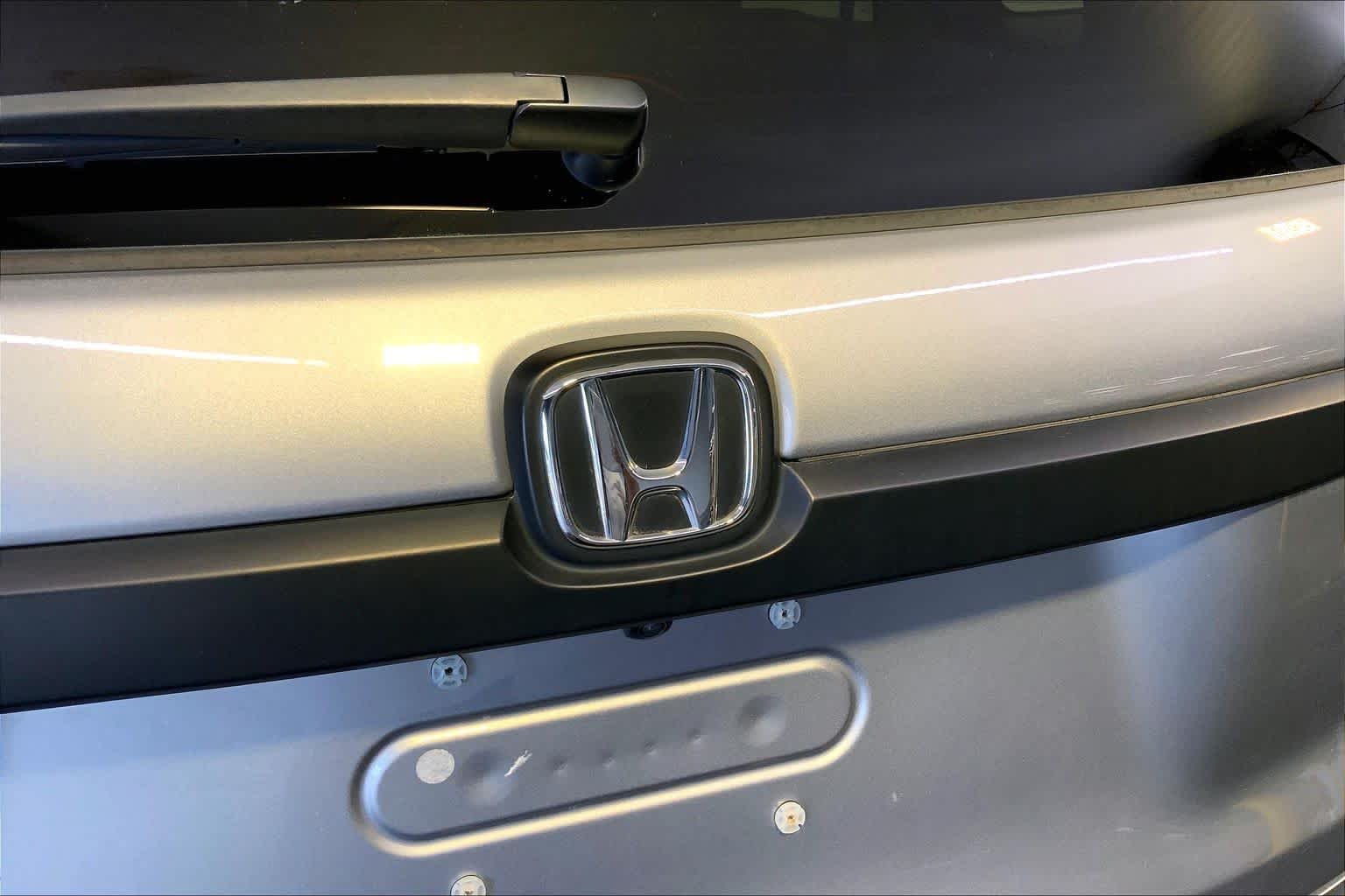Used 2019 Lunar Silver Metallic Honda Touring image 33
