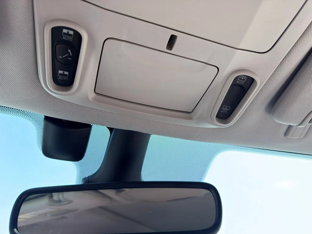 Used 2017 Silver Chrysler Limited image 50