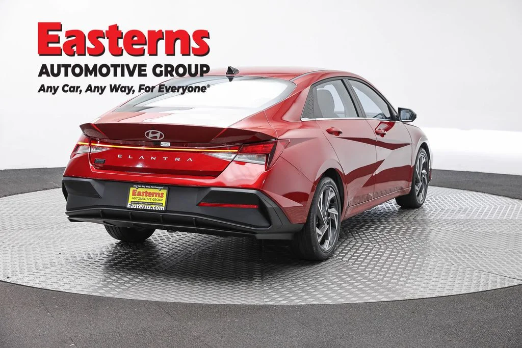 Used 2025 Red Hyundai SEL Convenience image 5