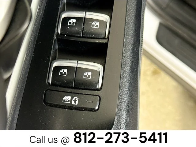 Used 2022 White Kia S image 18