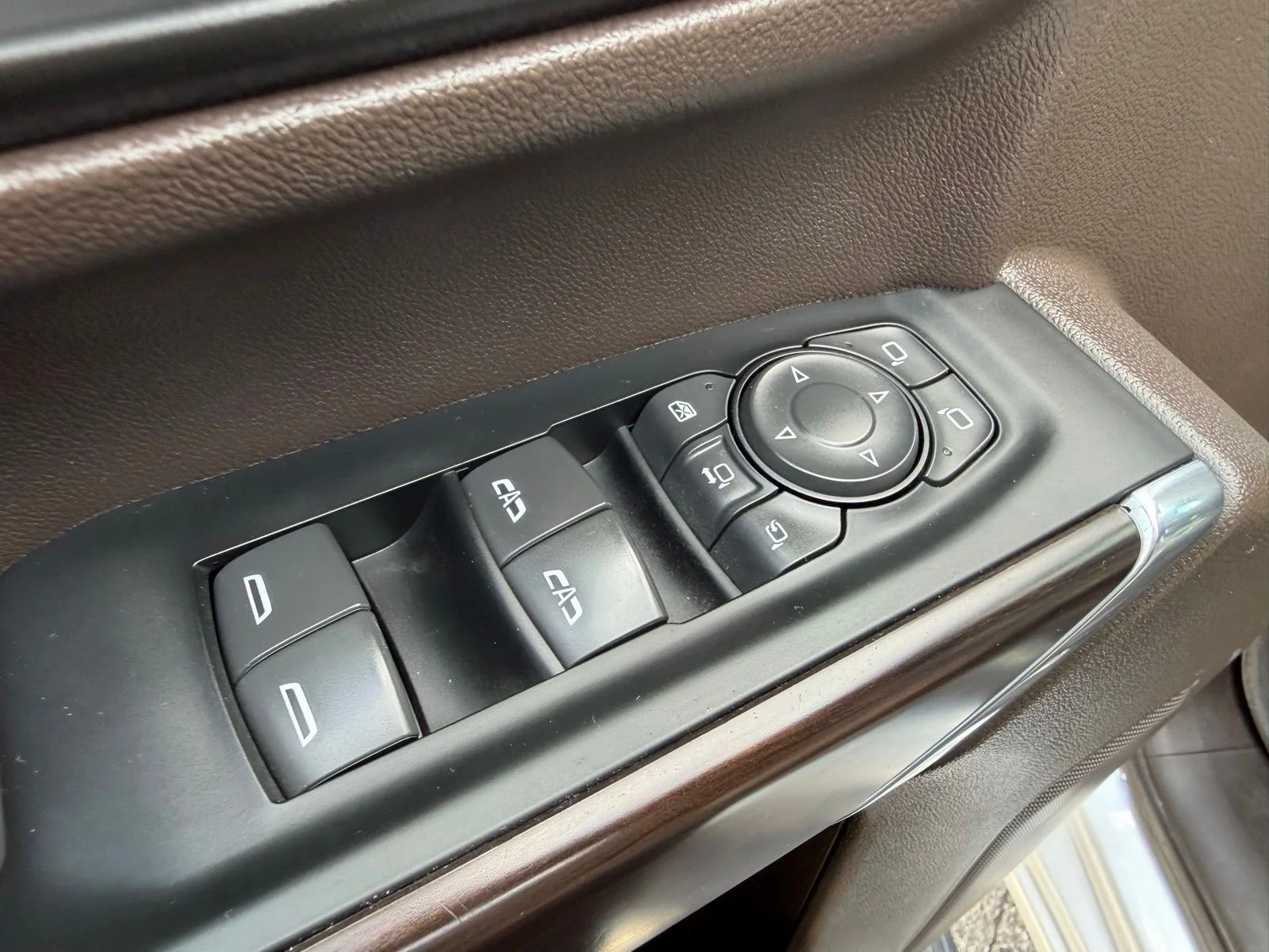 Used 2023 White GMC SLT image 15