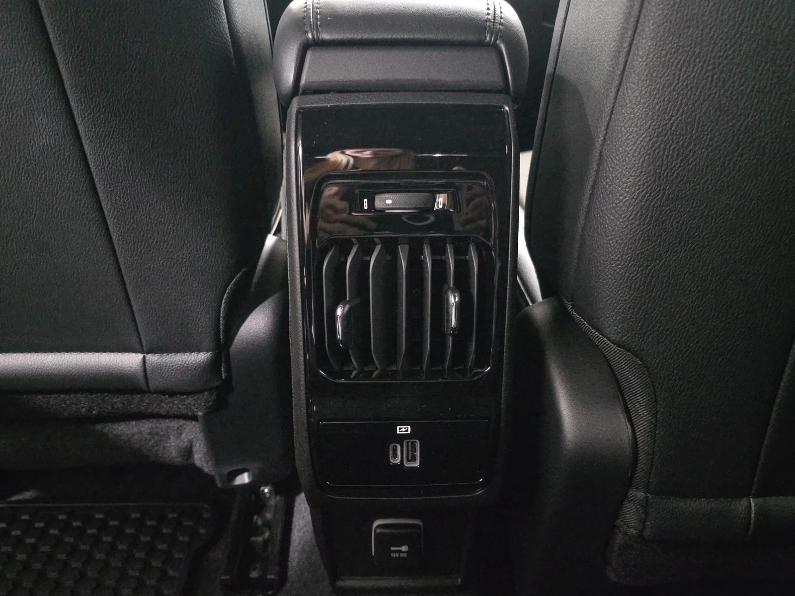 New 2026 Diamond Black Crystal Pearl-Coat Exterior Paint Jeep Latitude image 23