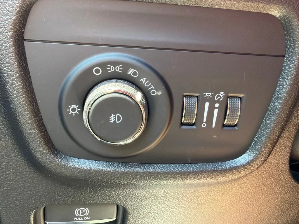 Used 2024 Metallic Jeep Limited image 22