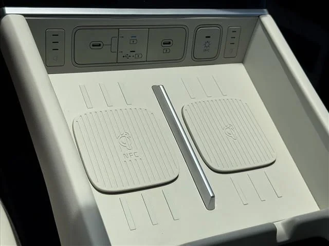 Used 2025 White Hyundai Calligraphy image 25