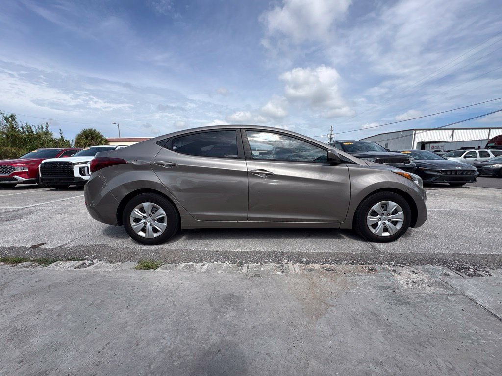 Used 2016 Brown Hyundai SE image 2