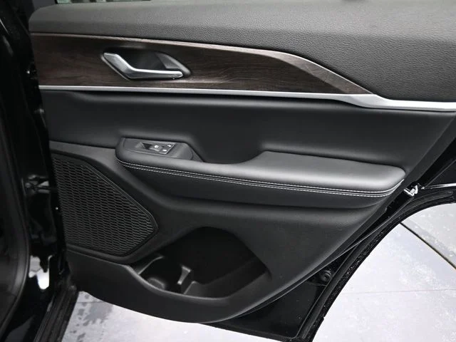 New 2026 Diamond Black Crystal Pearl-Coat Exterior Paint Jeep Altitude image 24