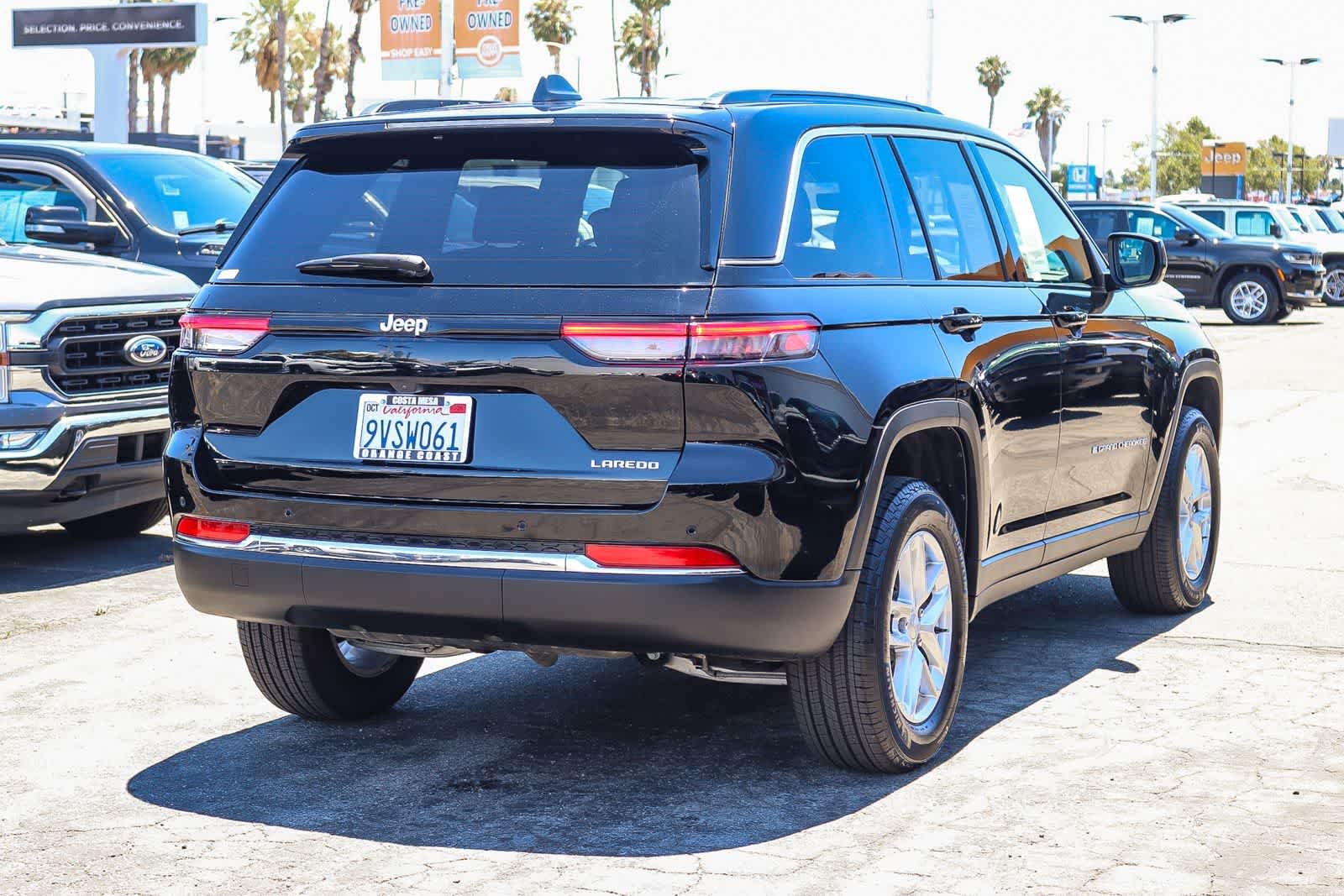 Used 2025 Diamond Black Crystal Pearlcoat Jeep Laredo X image 4