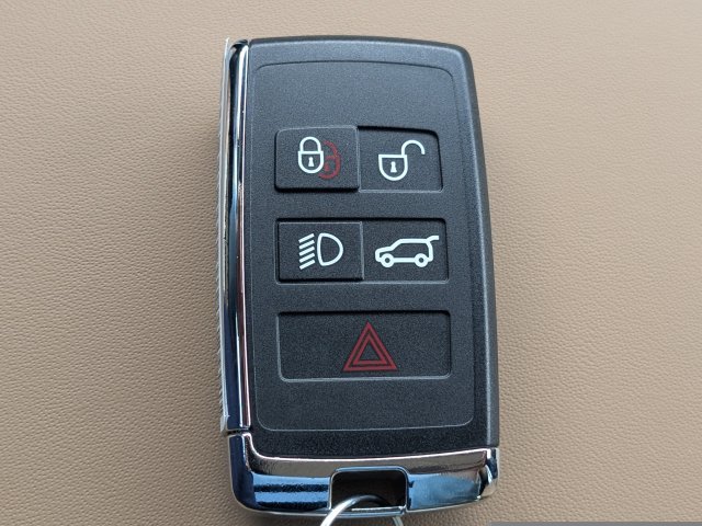 New 2026 Fuji White Land Rover X-Dynamic SE image 32