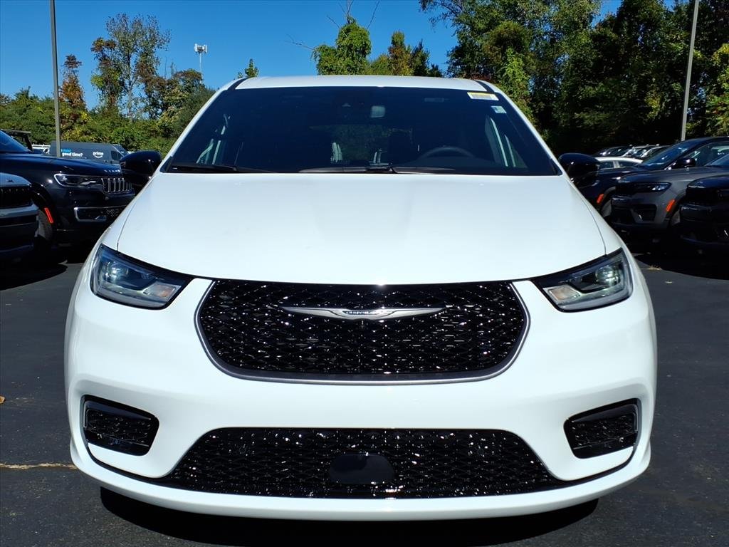 New 2026 Bright White Clear-Coat Exterior Paint Chrysler Select image 8
