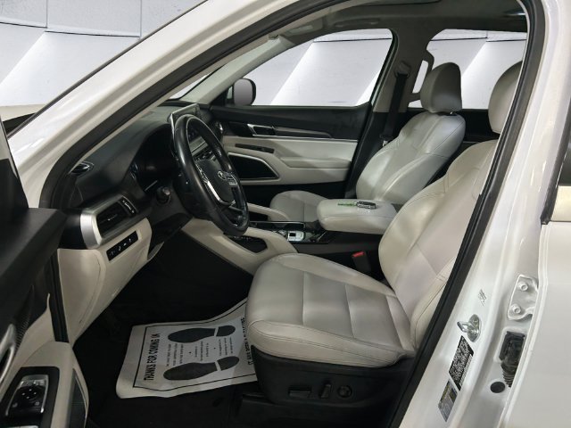Used 2020 White Kia S image 7