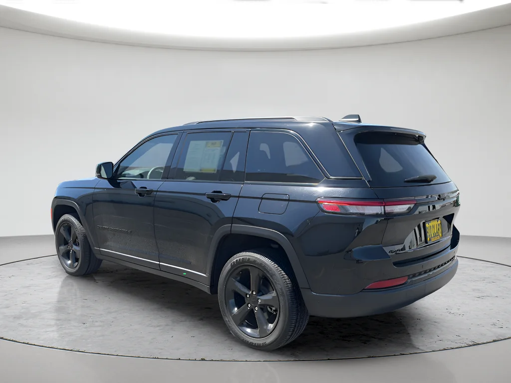 Used 2023 Black Jeep Altitude X image 9