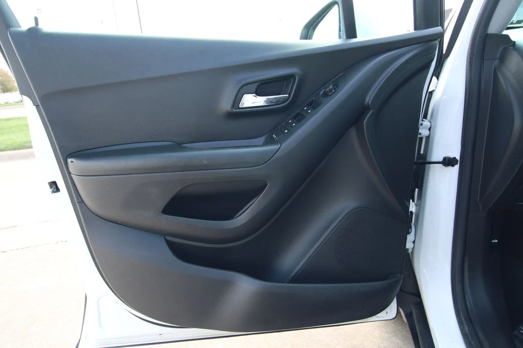Used 2022 White Chevrolet LS image 30