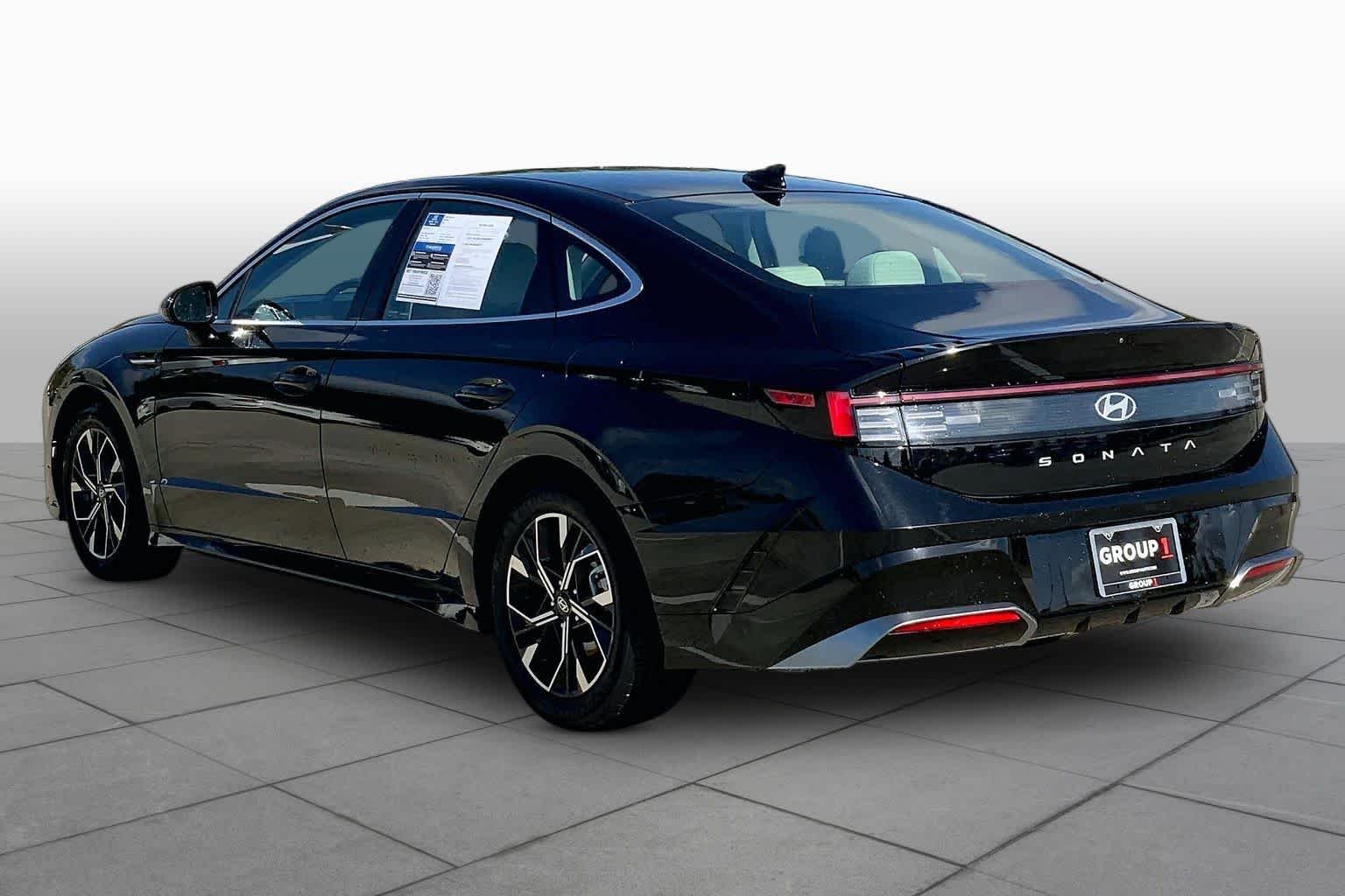 Used 2025 Abyss Black Hyundai SEL image 11