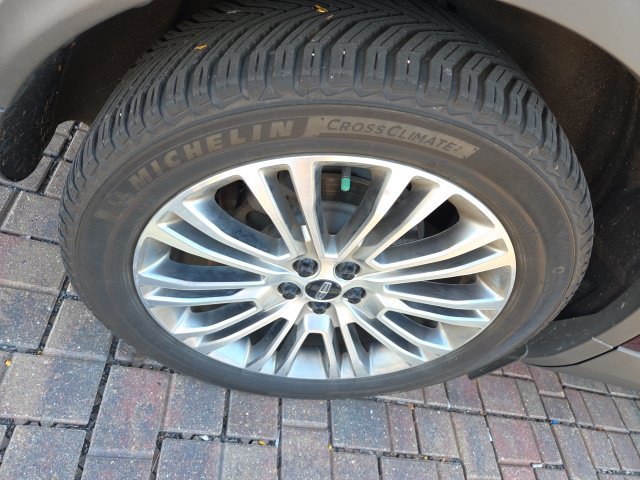 Used 2017 Red Lincoln Reserve image 15
