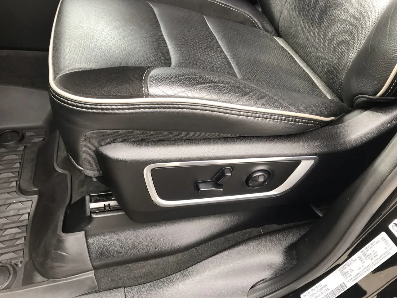 Used 2020 Diamond Black Crystal Pearlcoat Ram Laramie image 13