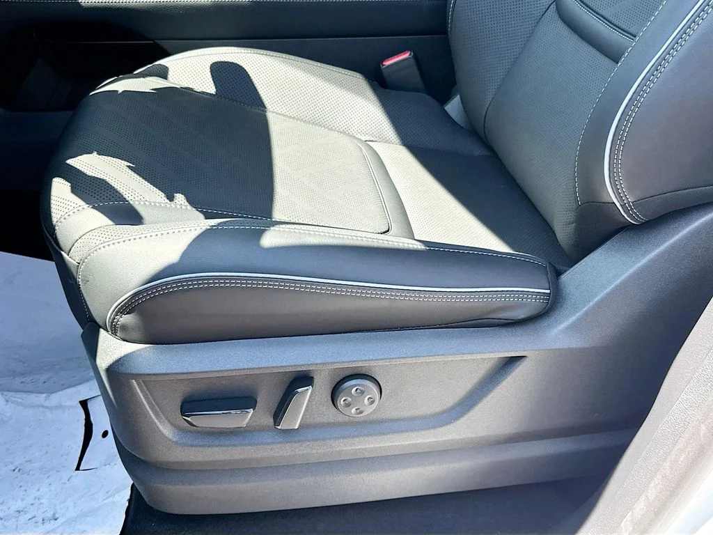 New 2026 RADIANT WHITE INFINITI Luxe 4WD image 20