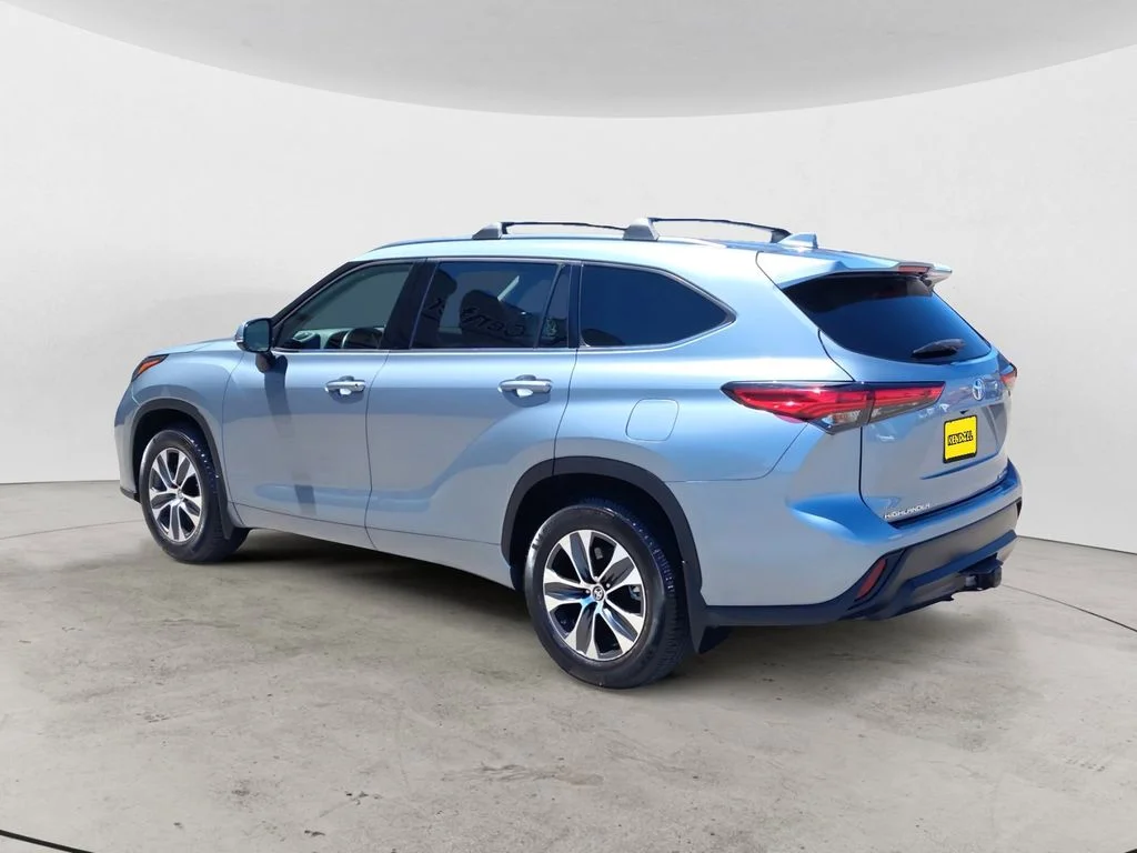 Used 2021 Gray Toyota XLE image 3