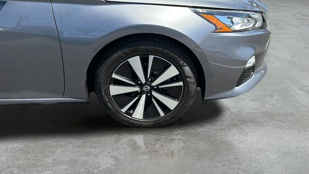 Used 2022 Gray Nissan 2.5 SV image 32