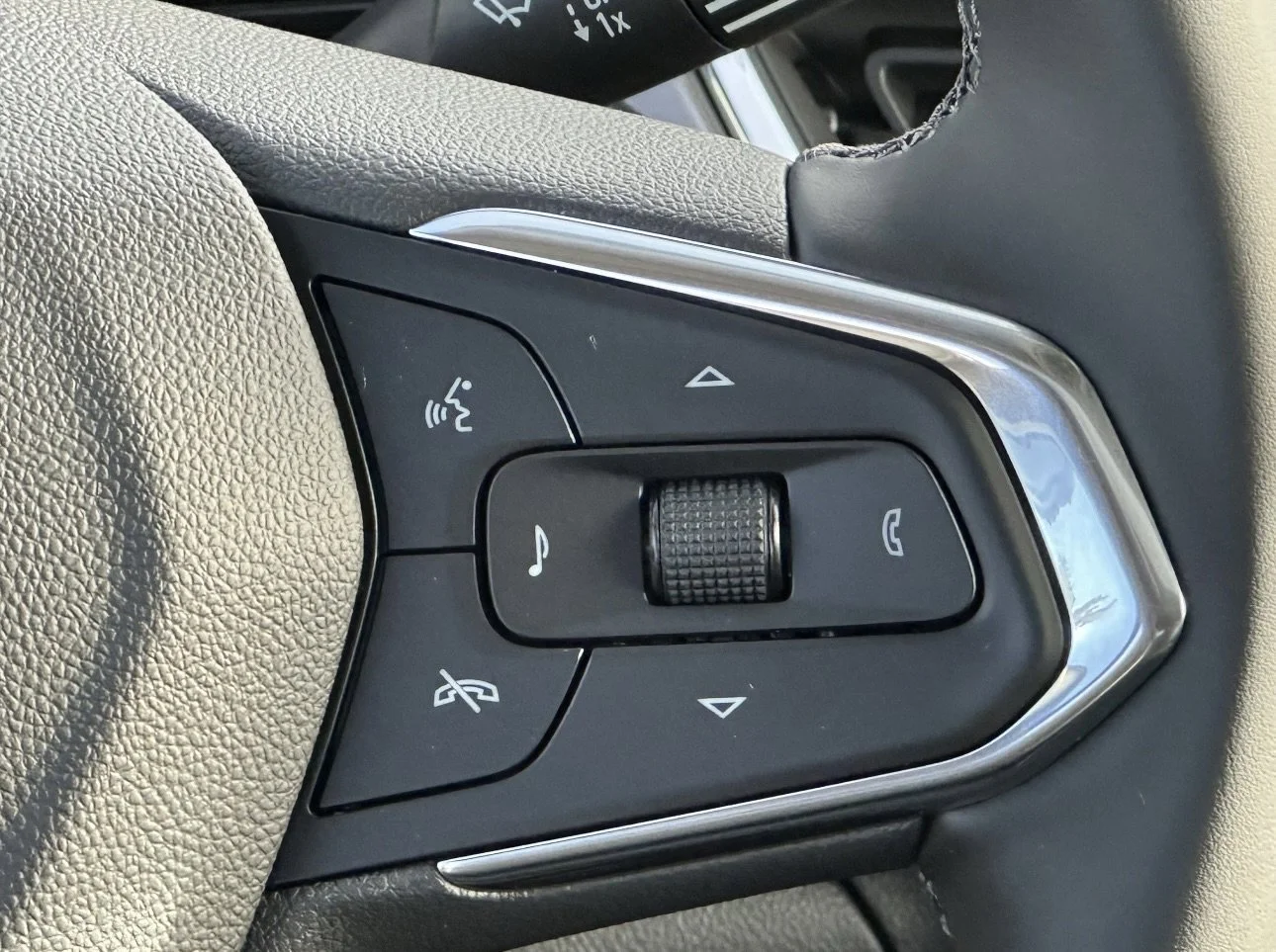 New 2026 Summit White Chevrolet ACTIV image 20