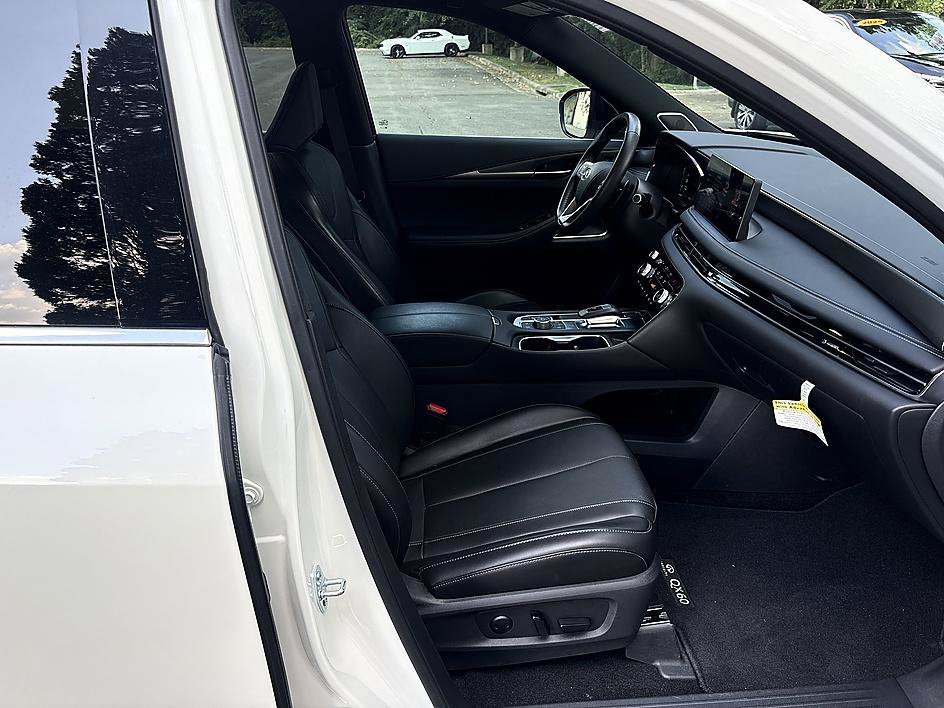 Used 2025 Majestic White INFINITI LUXE image 21