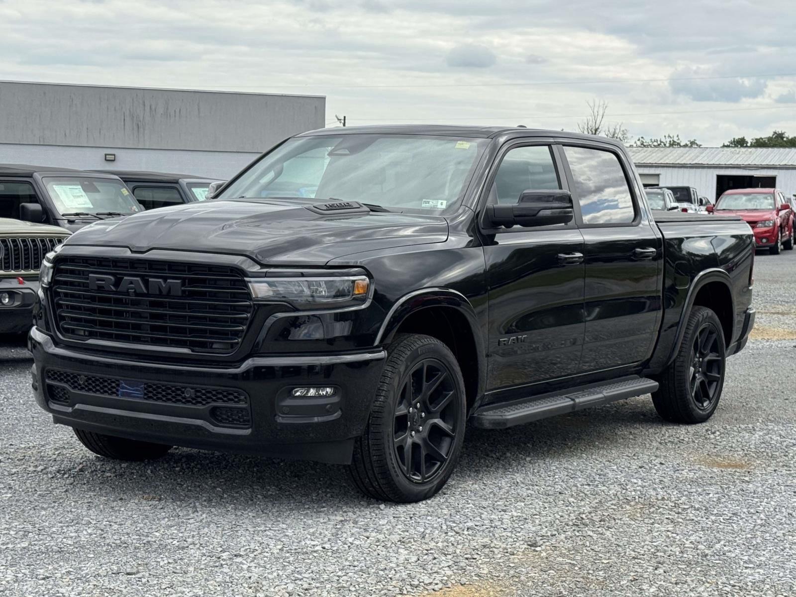 New 2026 Diamond Black Crystal Pearl-Coat Exterior Paint RAM Laramie image 26