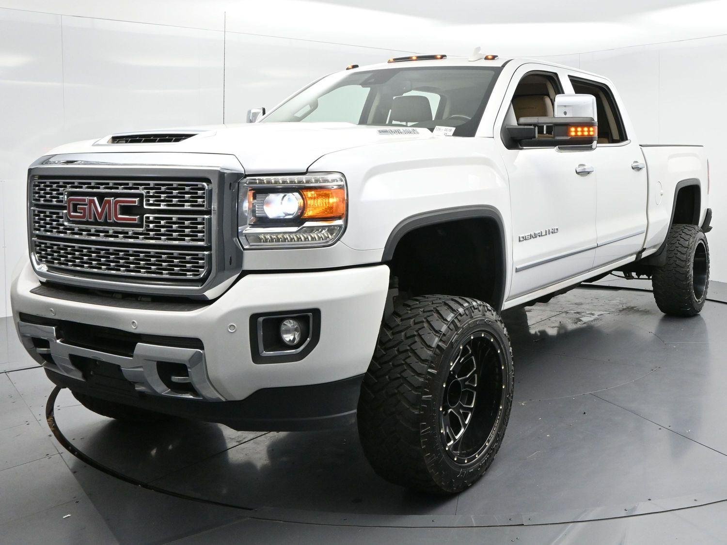 Used 2019 White Frost Tricoat GMC Denali image 3