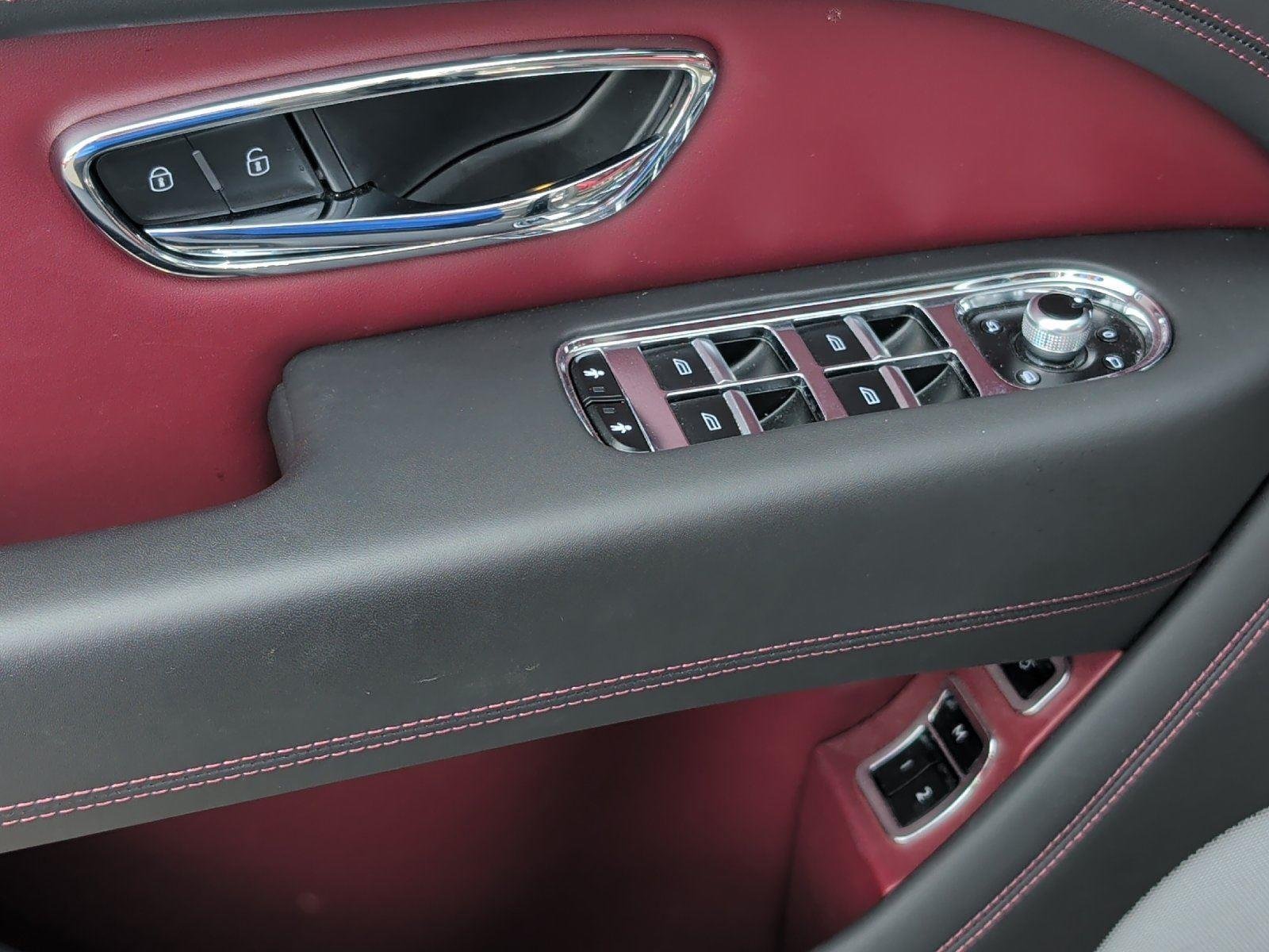 Used 2022  Bentley V8 image 22